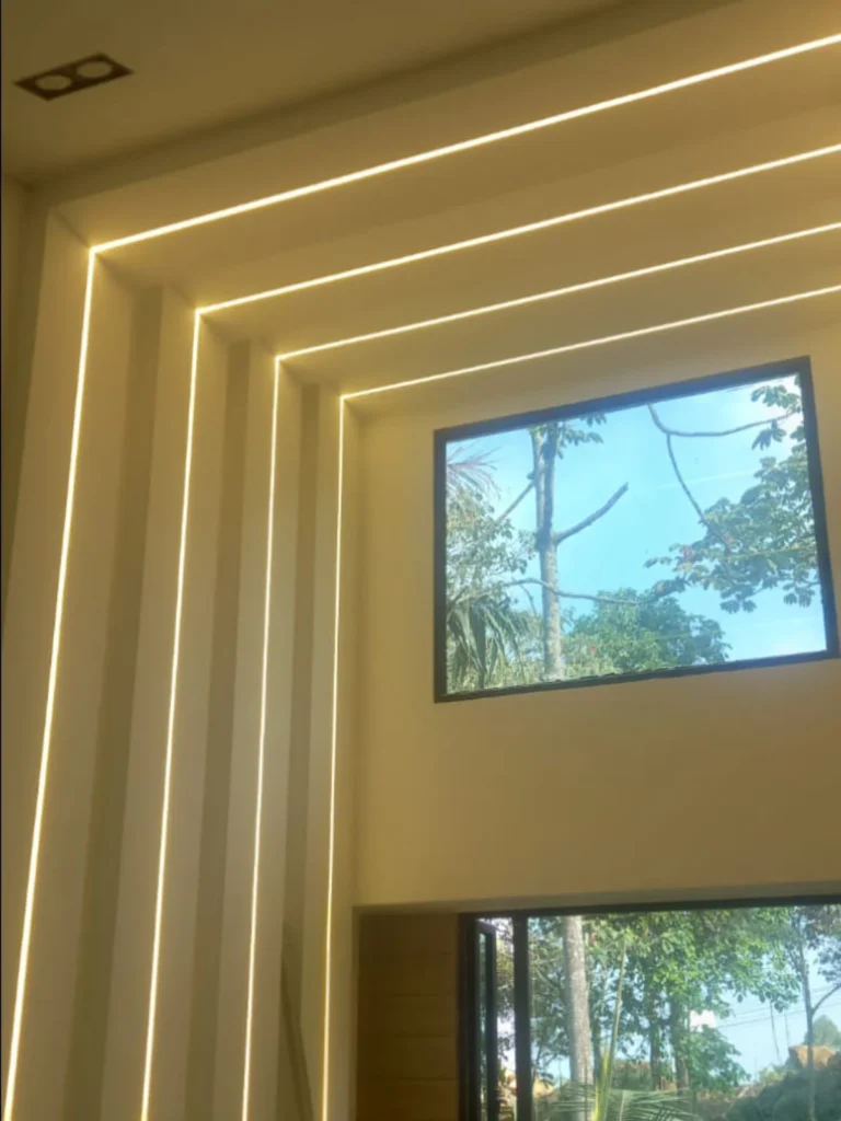 Cintas LED instaladas en el dintel de la puerta principal de una casa de lujo en Medellín, por Soluciones Azur