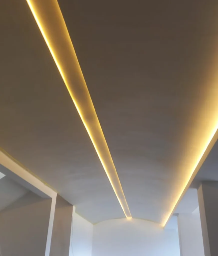 Cintas LED ocultas iluminando la sala de una casa de lujo en Medellín, instalación realizada por Soluciones Azur