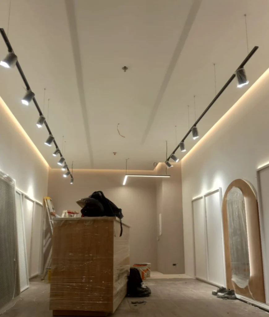 Instalación de cintas LED decorativas en vestier de casa de lujo en Medellín, realizada por Soluciones