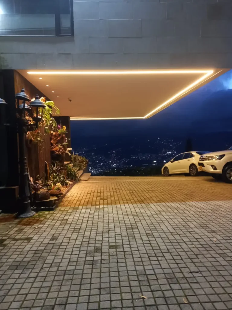 Iluminación LED instalada en el garaje de una casa de lujo en Medellín por Soluciones Azur, expertos en iluminación residencial