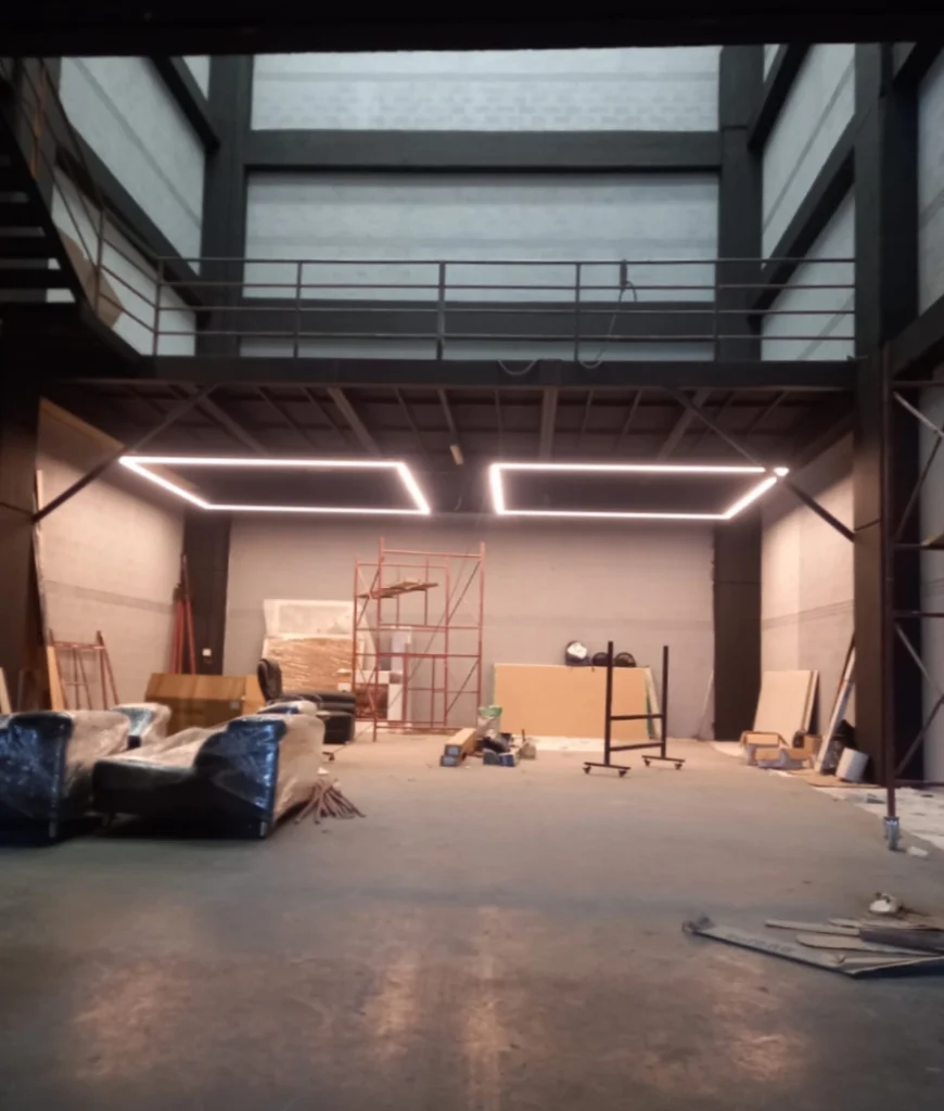 Instalación de luces LED decorativas en el techo de una sala moderna en casa de alta gama en Medellín por Soluciones Azur